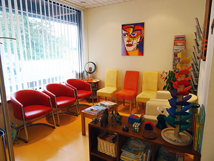 Heller Warteraum mit Musik, Zeitschriften, Spielzeug und WLAN